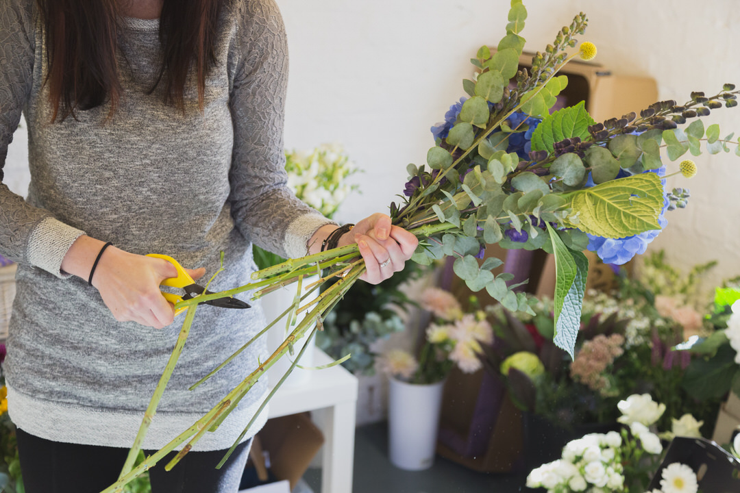 lanarkshire-florist-cutting-stems