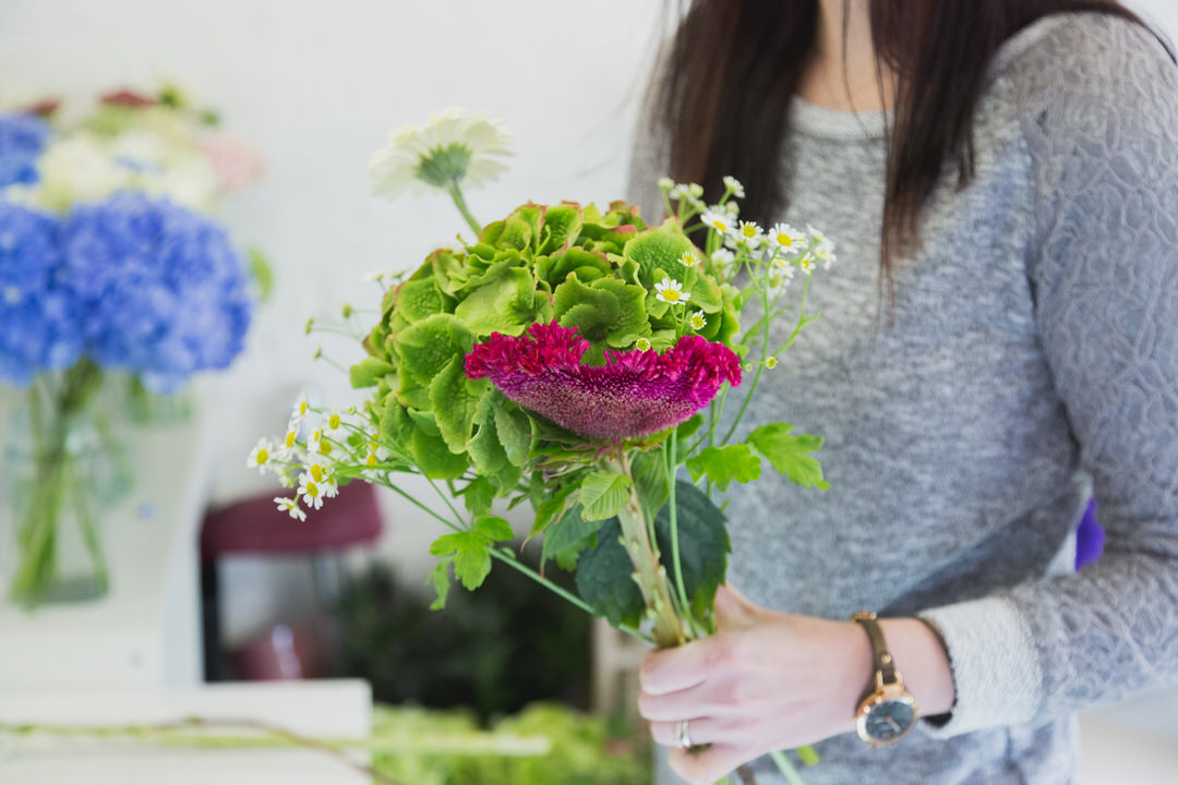 lanarkkshire-florist-arranging-flowers-bouquet