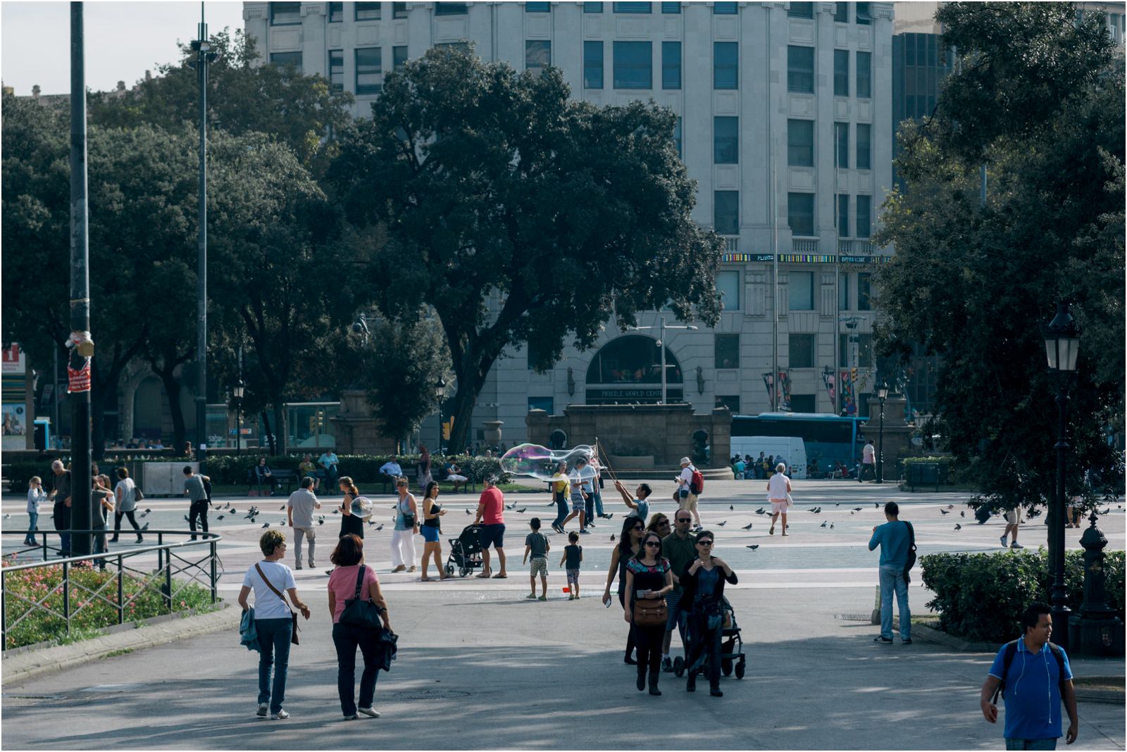 street-performer-bubbles-barcelona