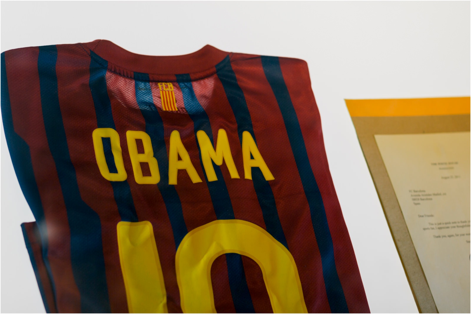 obama-barcelona-football-top