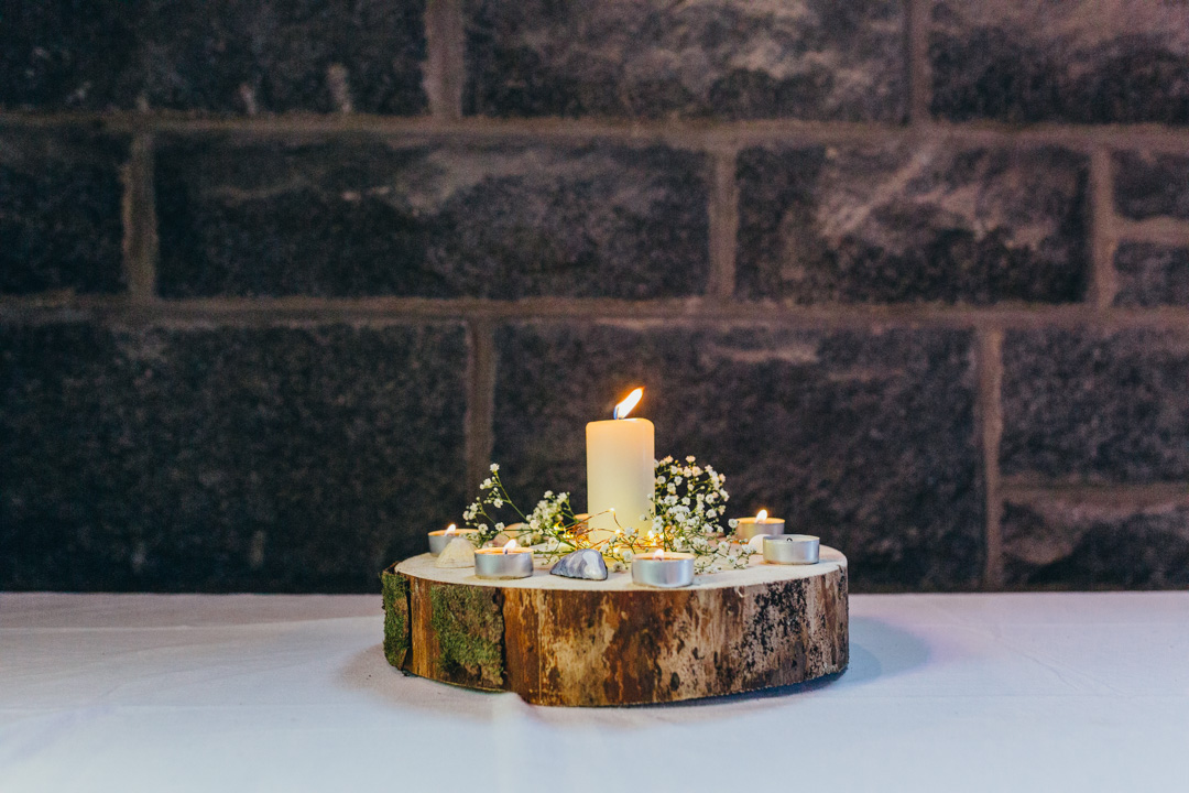 single-candle-round-wooden-plate