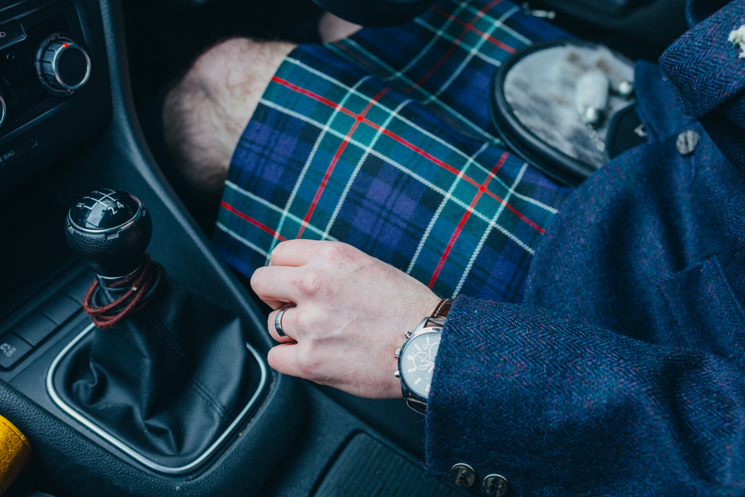 close-up-man-driving-car