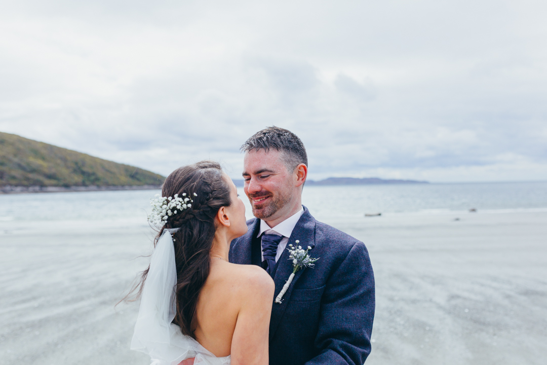 man-looking-at-woman-smiling