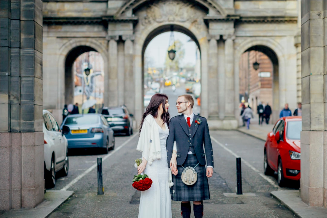 couple-holding-hands-glasgow-city-chambers