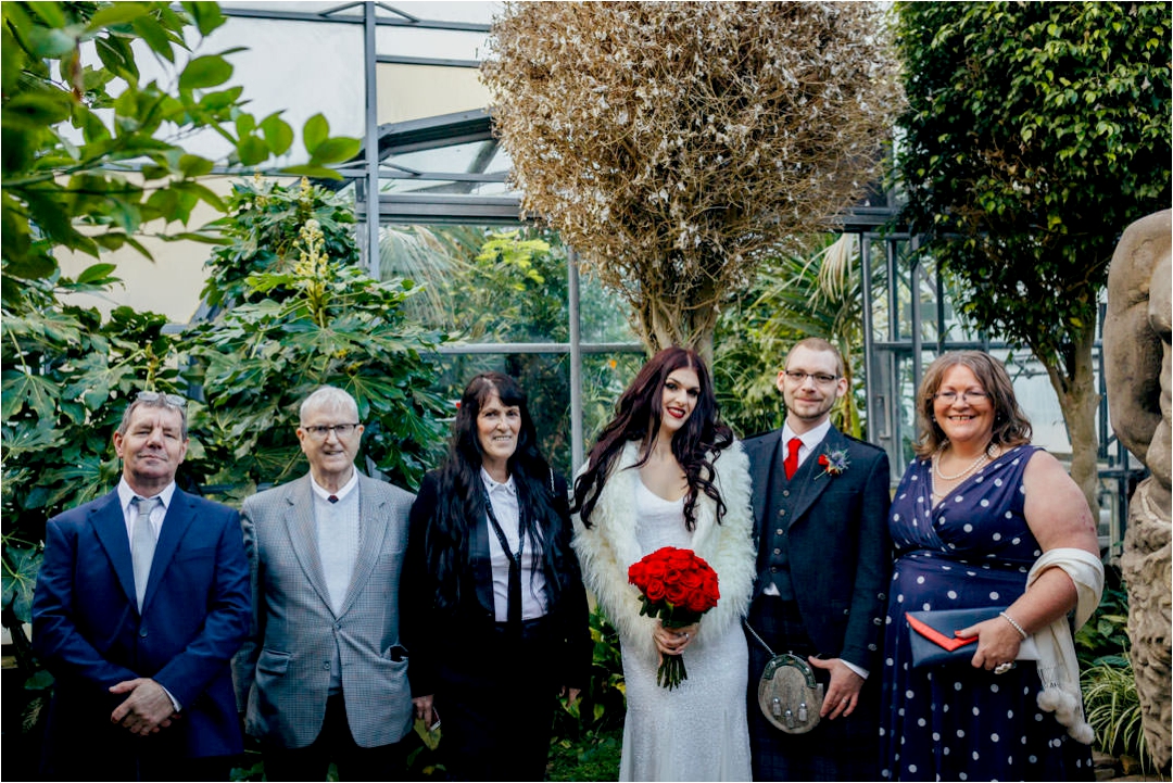 group-shot-of-wedding-party-viewpark-gardens