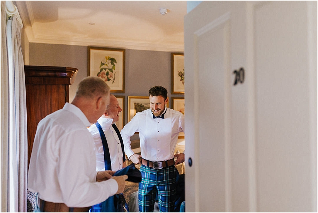 groom-laughing-with-grromsmen