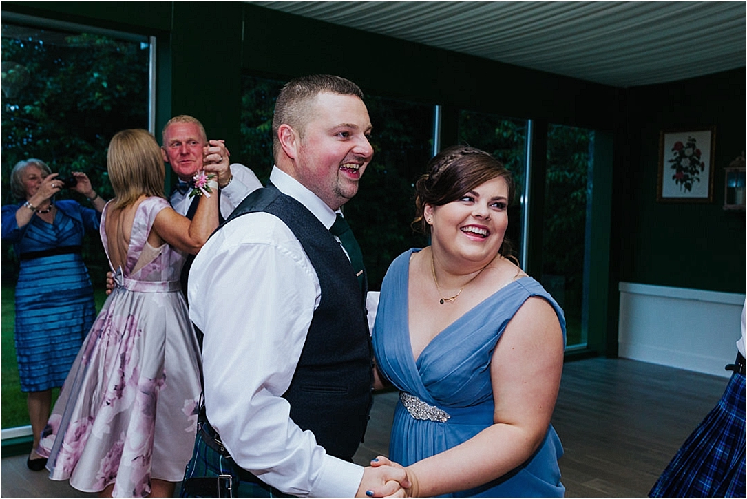 guests-dancing-at-wedding