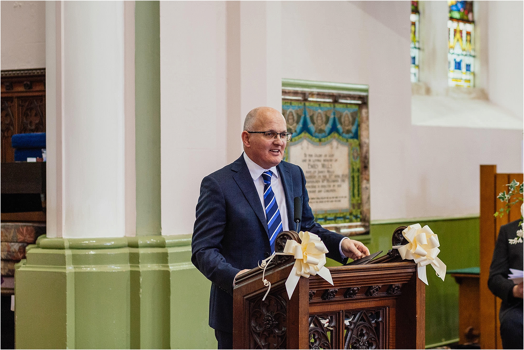 minister-speaking-wedding