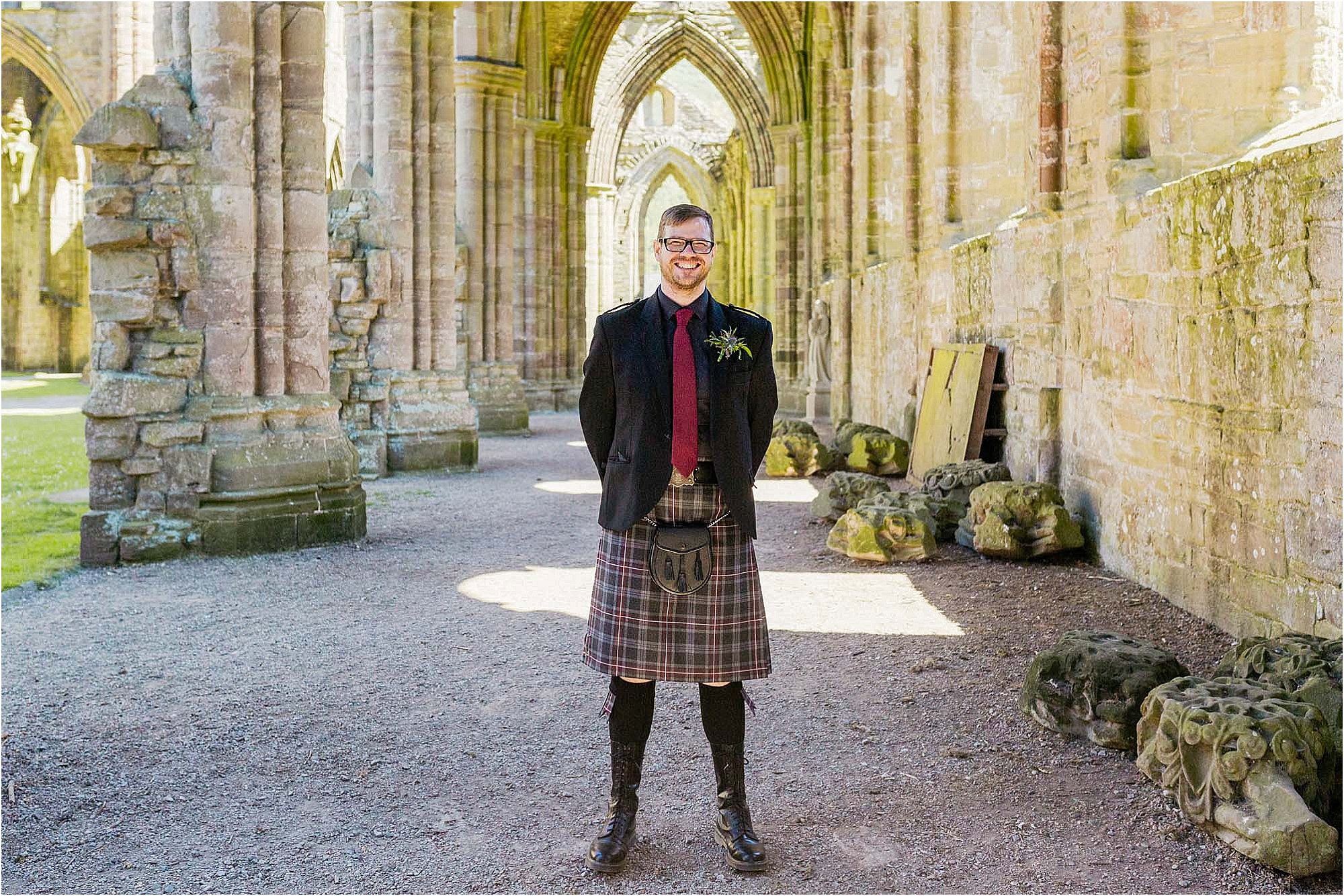 groom-portrait-grey-red-kilt