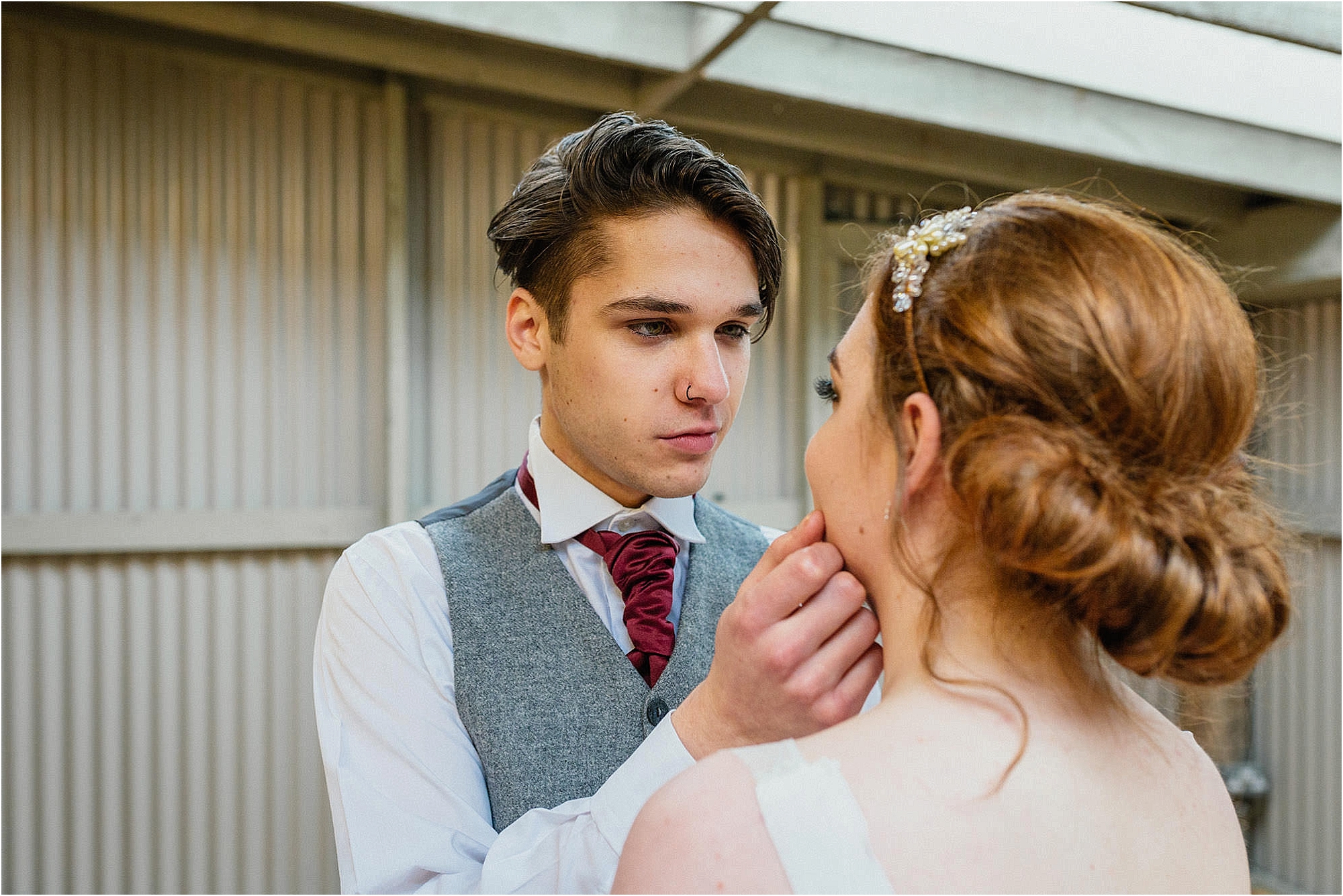 groom-holding-brides-face