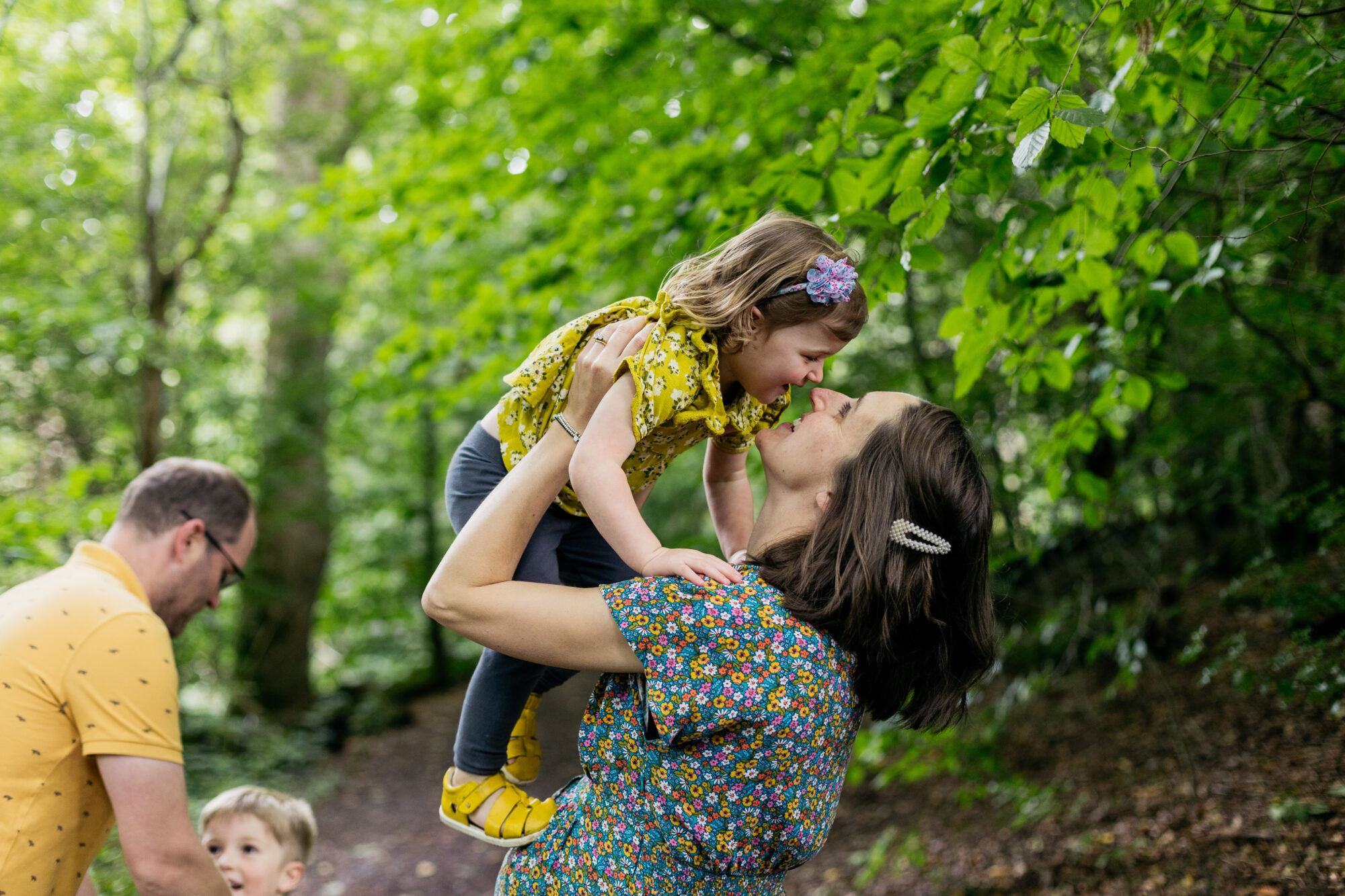 mum-lifts-girl-in-air-to-give-her-a-kiss
